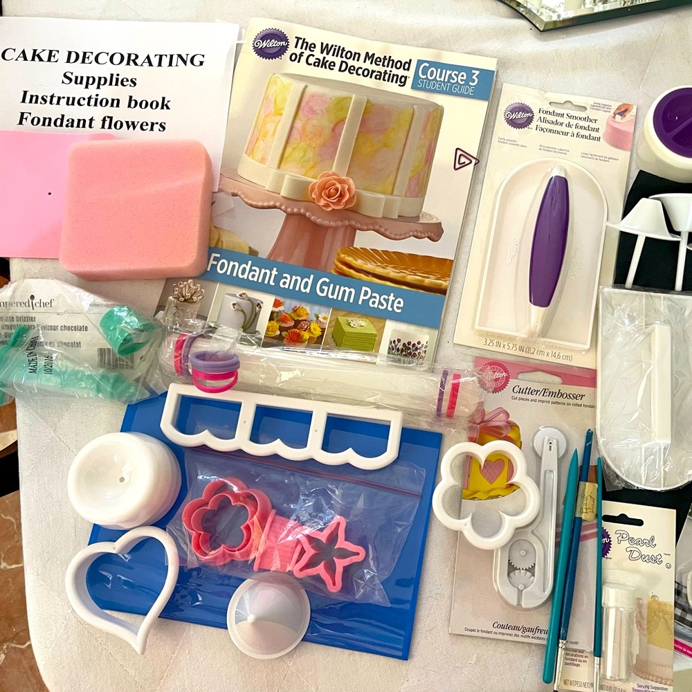 Baking & Cake Decorating WILTON INSTRUCTION book and Supplies